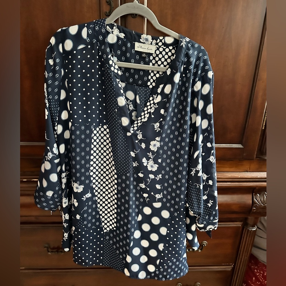 EUC Meera Lane V neck blouse.